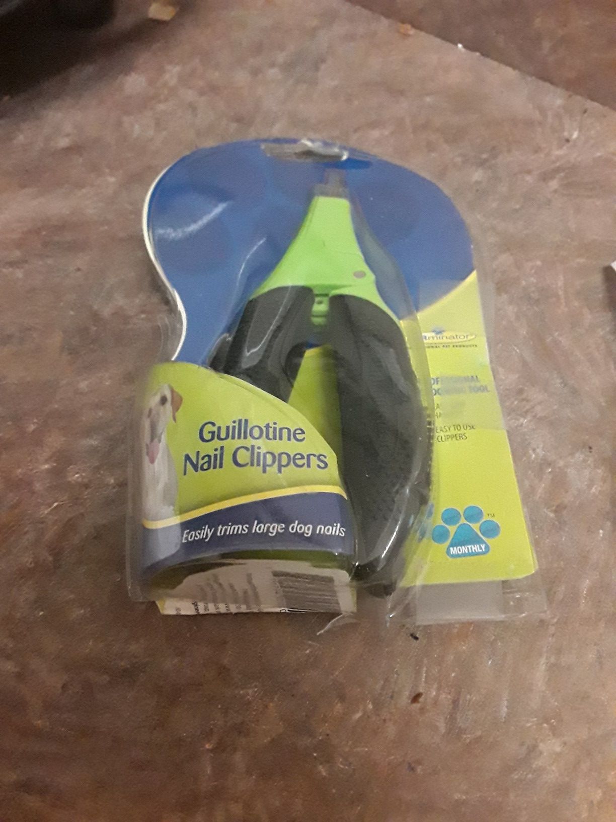 Guillotine nail clippers for pets