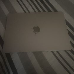 Apple macbook air m2 2022