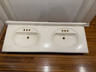 Double Sink - 61-in white cultured marble (Good condition !)