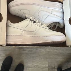 Nike Air Force’s White Size 7Y