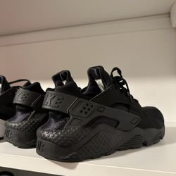 All black Nike Huarache