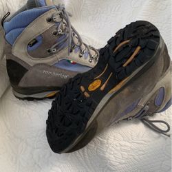 Women’s 9 Hiking Boots Almost NEW