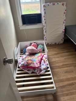 Toddler bed