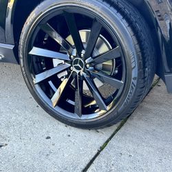 The rims and tire size (front 275/40R22) (Rear 305/35ZR22)
