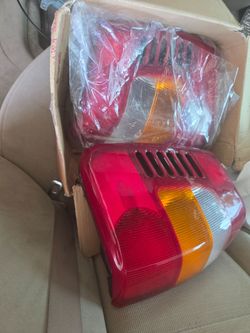 Jeep Grand Cherokee Tail Light Assembly Pair