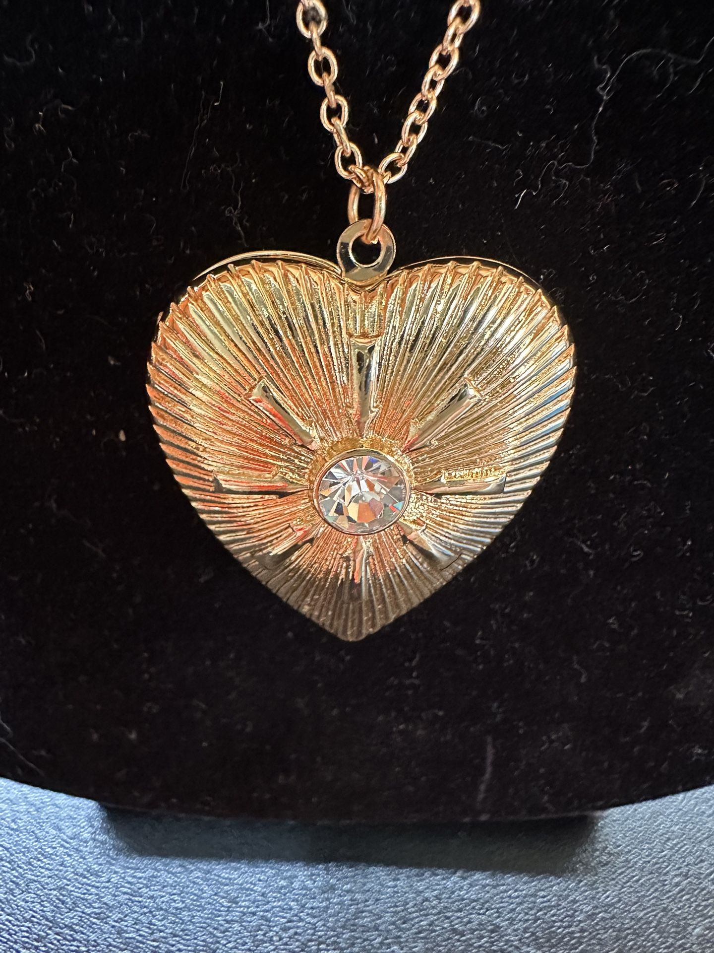 STEVE MADDEN HEART SHAPED LOCKET PENDANT NECKLACE