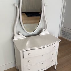 Dresser With Mirror 
