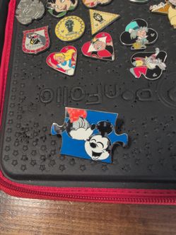 Minnie kissing Mickey pin