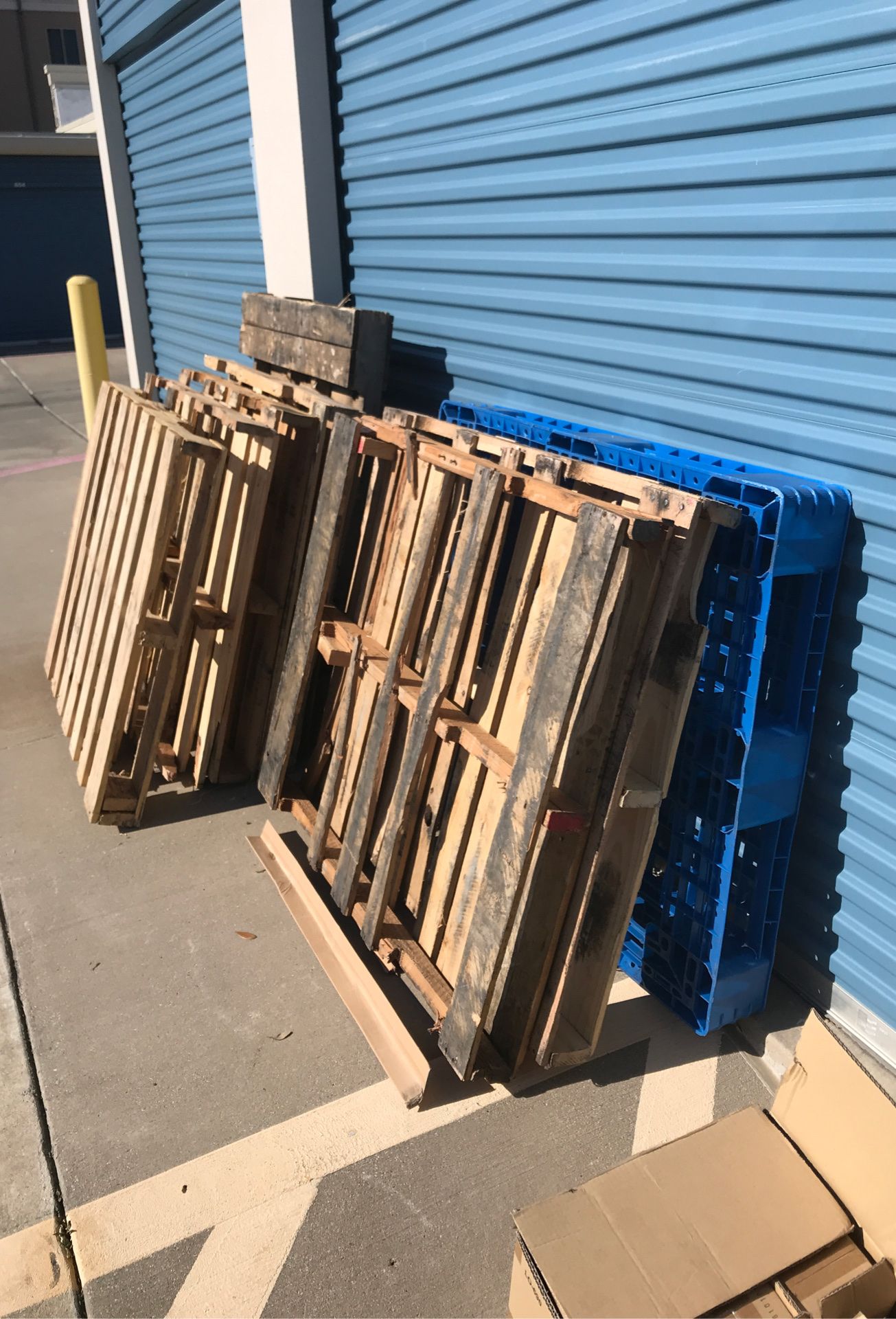 Free wood pallets. Must pick up for Sale in Irving, TX OfferUp