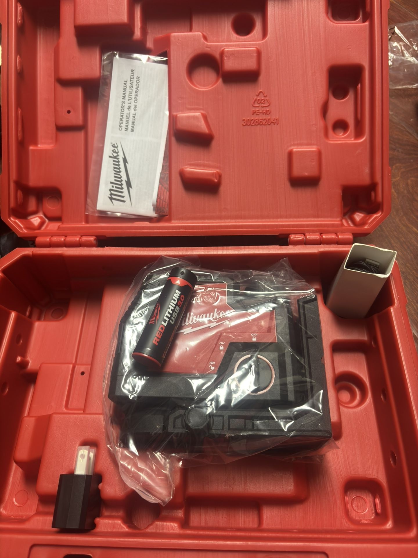 Milwaukee Green 100 ft. Cross Line and Plumb Points Rechargeable Laser Level with REDLITHIUM Lithium-lon USB Battery and Charger