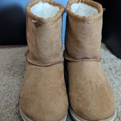4 Pairs Girls boots/Shoes size 7-8