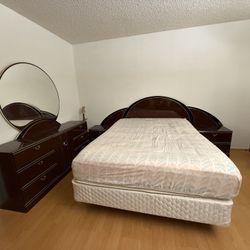 Queen Bedroom Set - Frame, 2 Night stand, Dresser Mirror