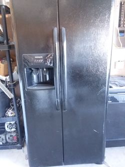 Black side by side refrigerator with 30-day warranty and delivery included!!