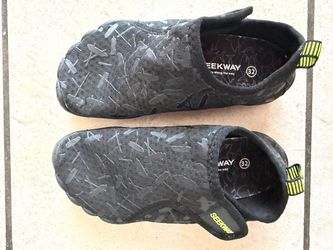 Kids Seekway Water Shoes Size 32