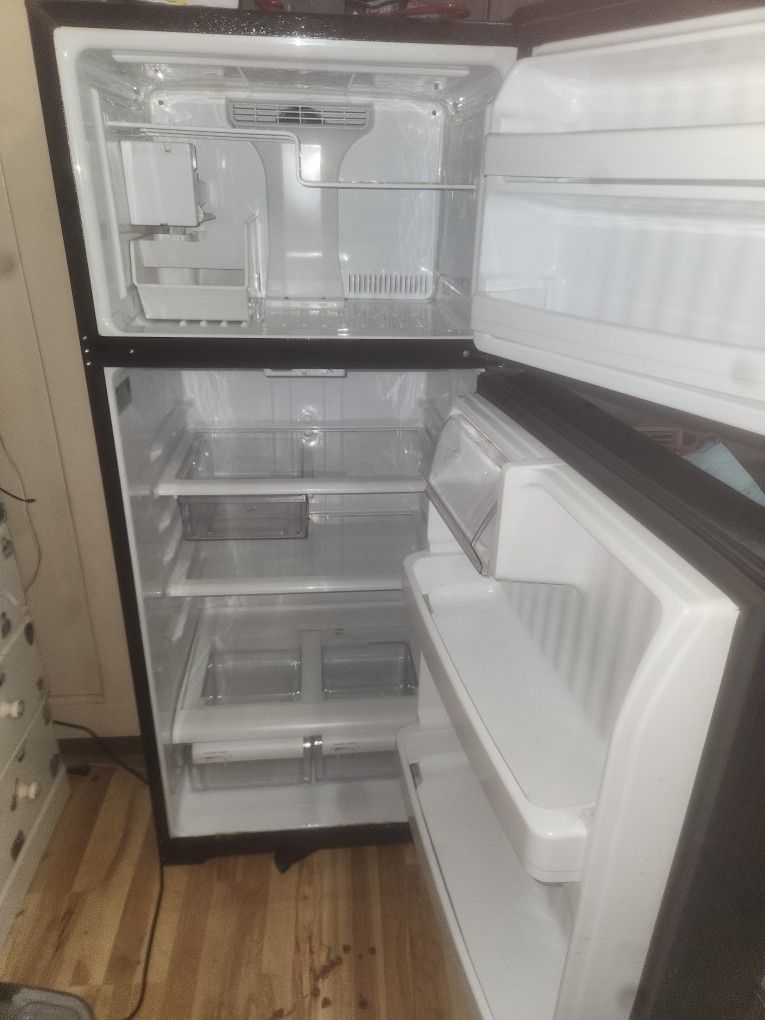 Lg Refrigerator Full Size With Ice Maker