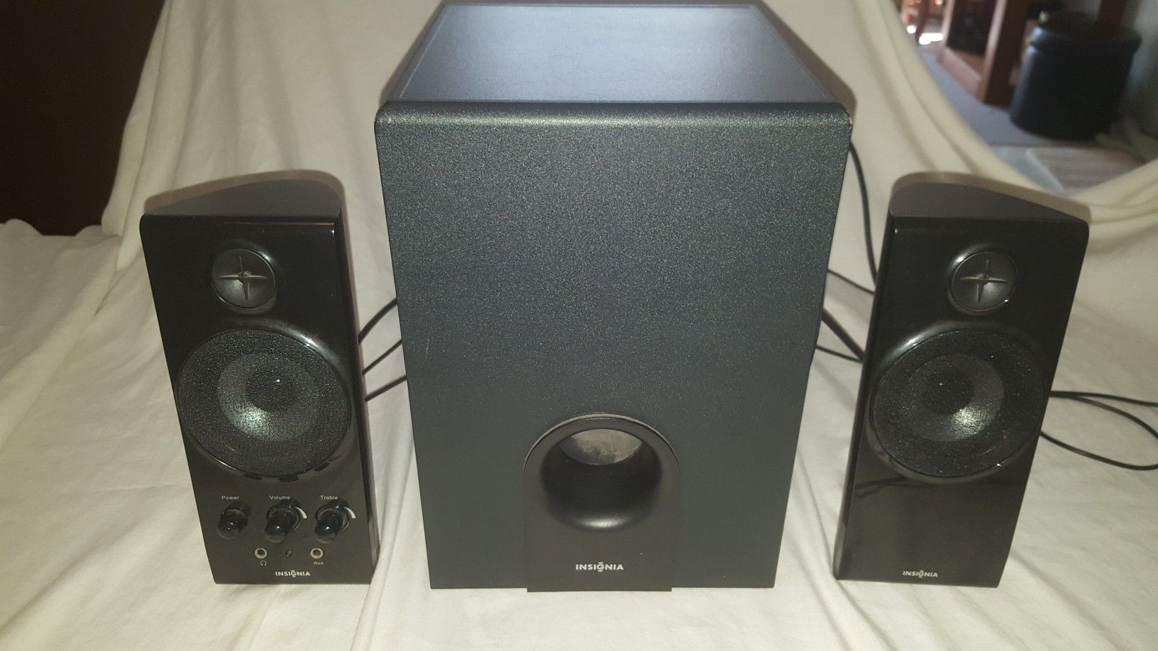 Insignia computer speaker set