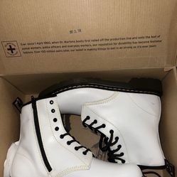 Size 6 Dr martens boots new yellowed $25