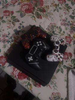 ps4 slim with 3 controllers and all cables