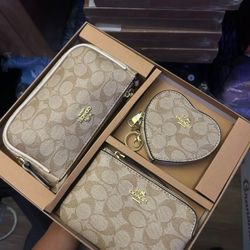 3 piece coach set 🍒 NWT 🍦 Beige