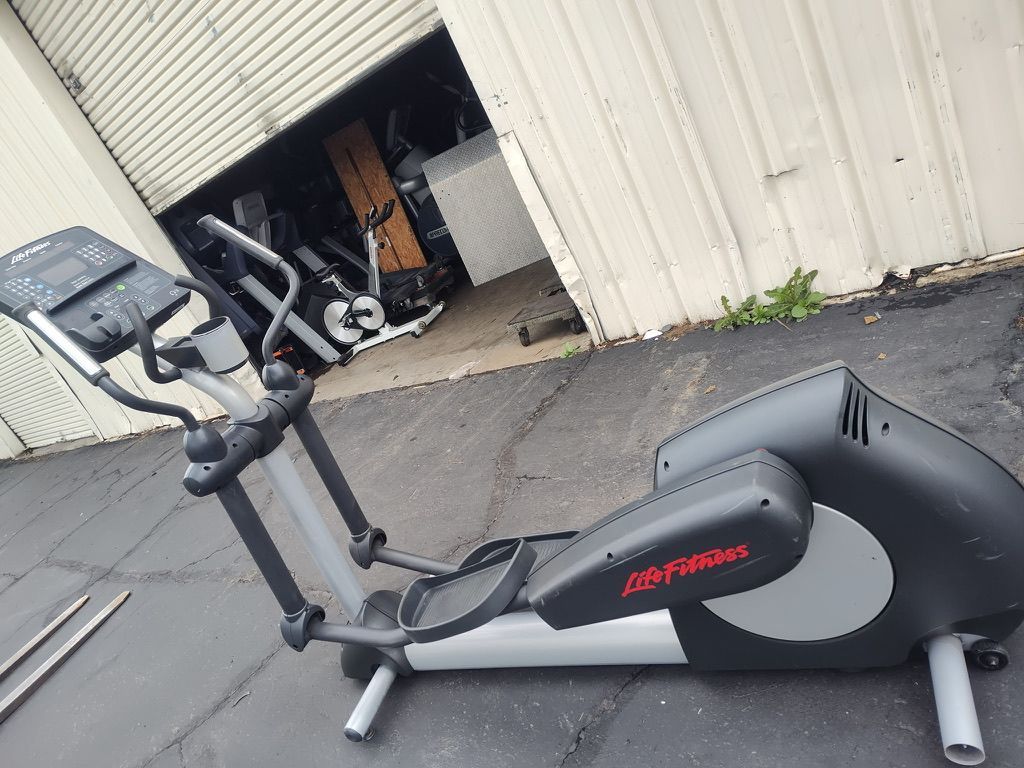 Life Fitness CLSX Integrity Elliptical (Delivery Included)