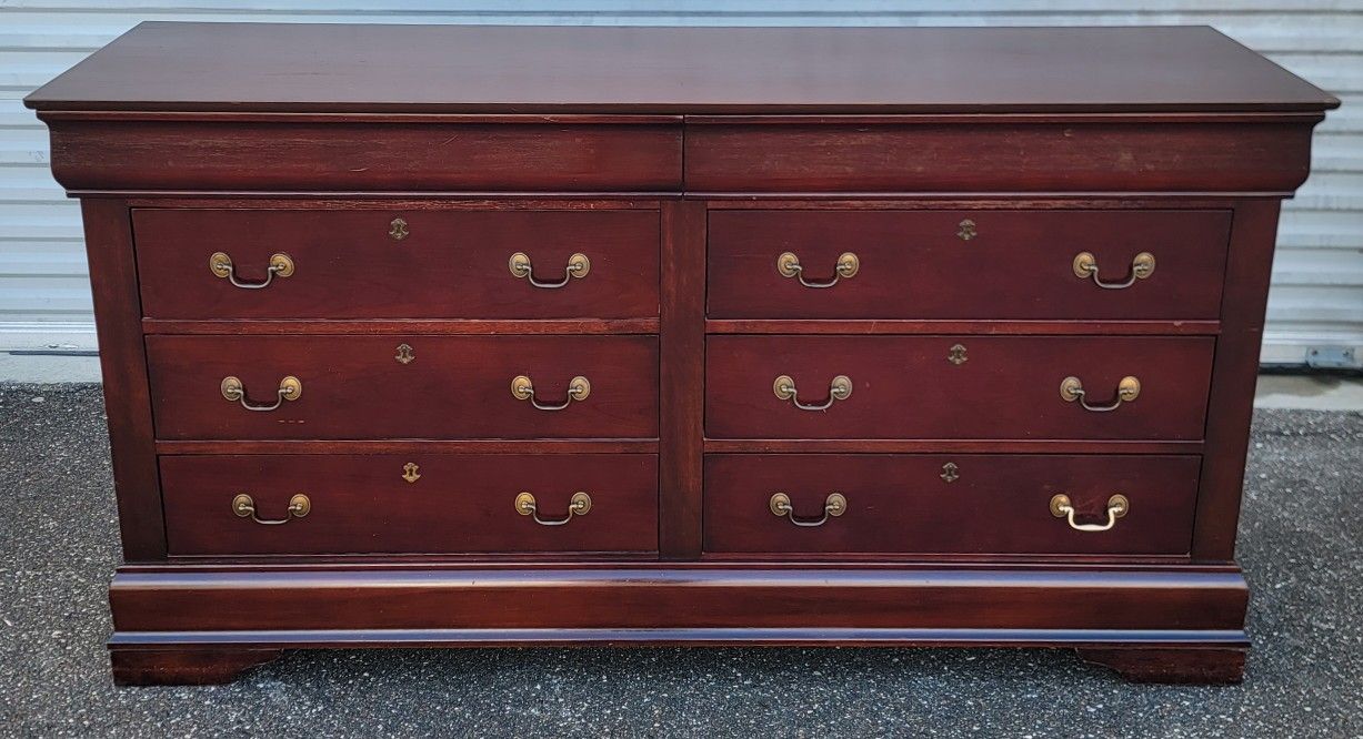 (FREEDELIVERY) Rooms To Go Cherry 8 Drawer Dresser 