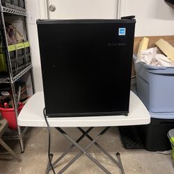 West Bend Mini Fridge Compact Refrigerator 1.7 cu. ft Like New