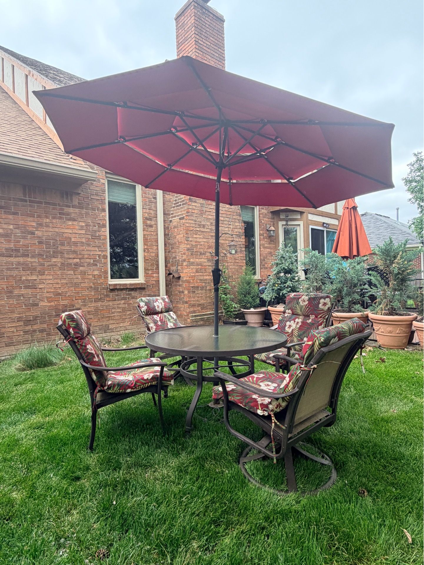Patio Set w/cushions + umbrella