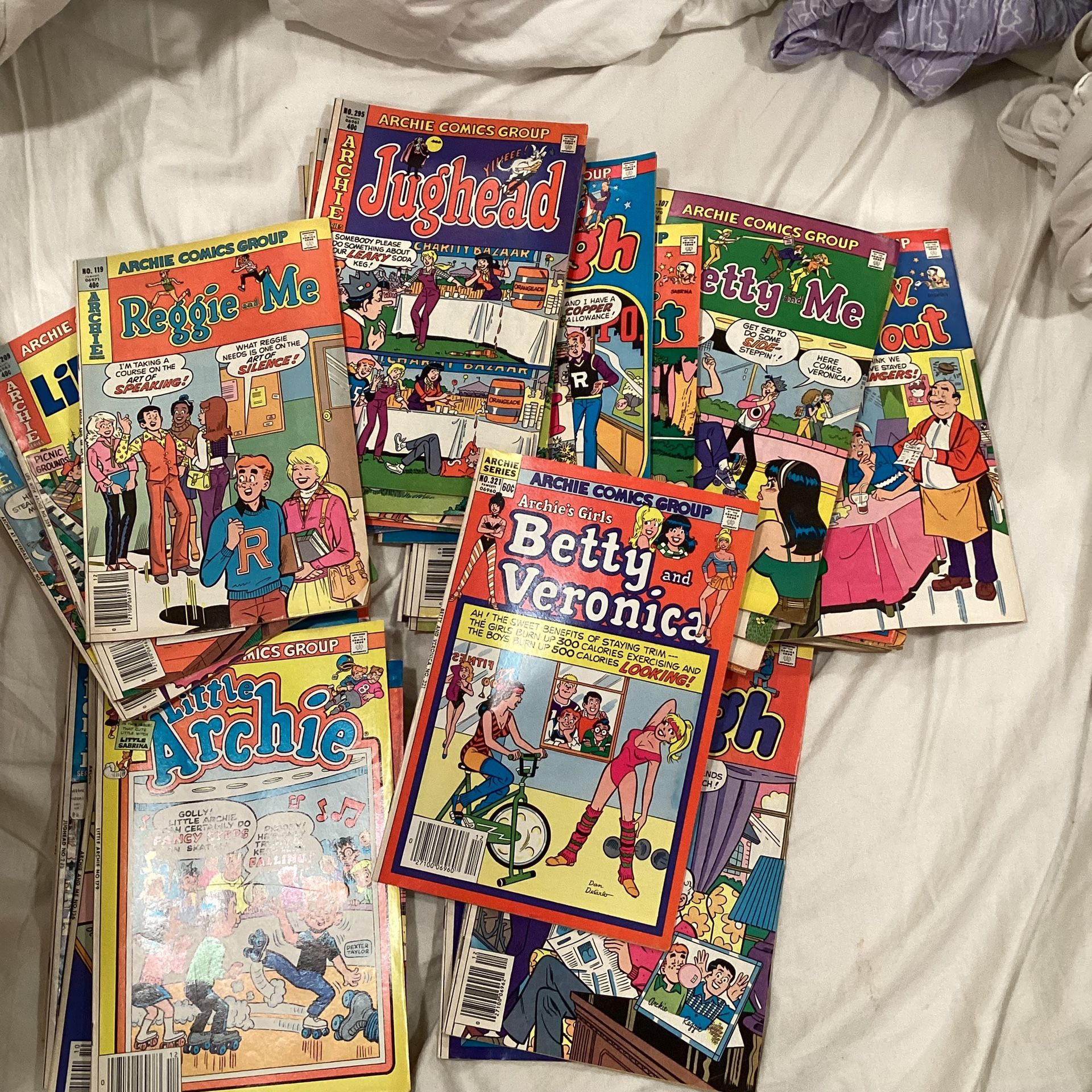 Lot (38) Archie comic books dating from the mid 70s