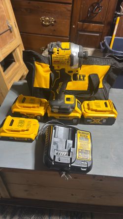 Dewalt atomic series impact drill w/batteries charger &bag