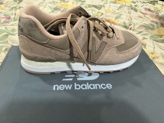 New Balance tennis shoes, brown Classics Traditionals in 51/2