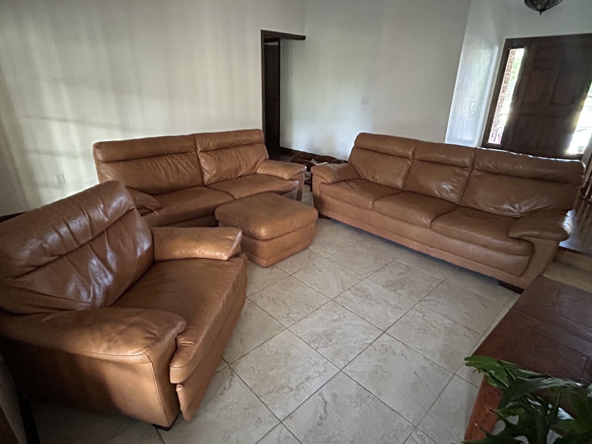 Gorgeous Leather Sofa Set 