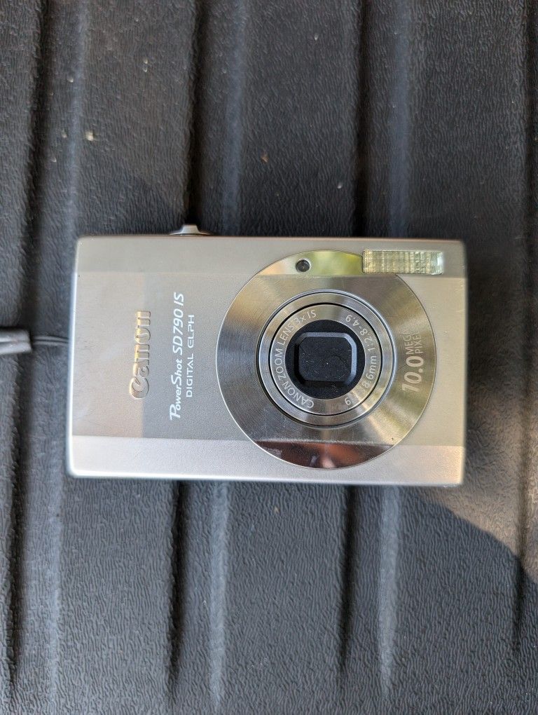 Canon PowerShot SD790 IS 10.0MP Digital ELPH Camera Silver