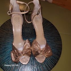 VINCE CAMUTO CARRELEN BLOCK HEEL SANDAL