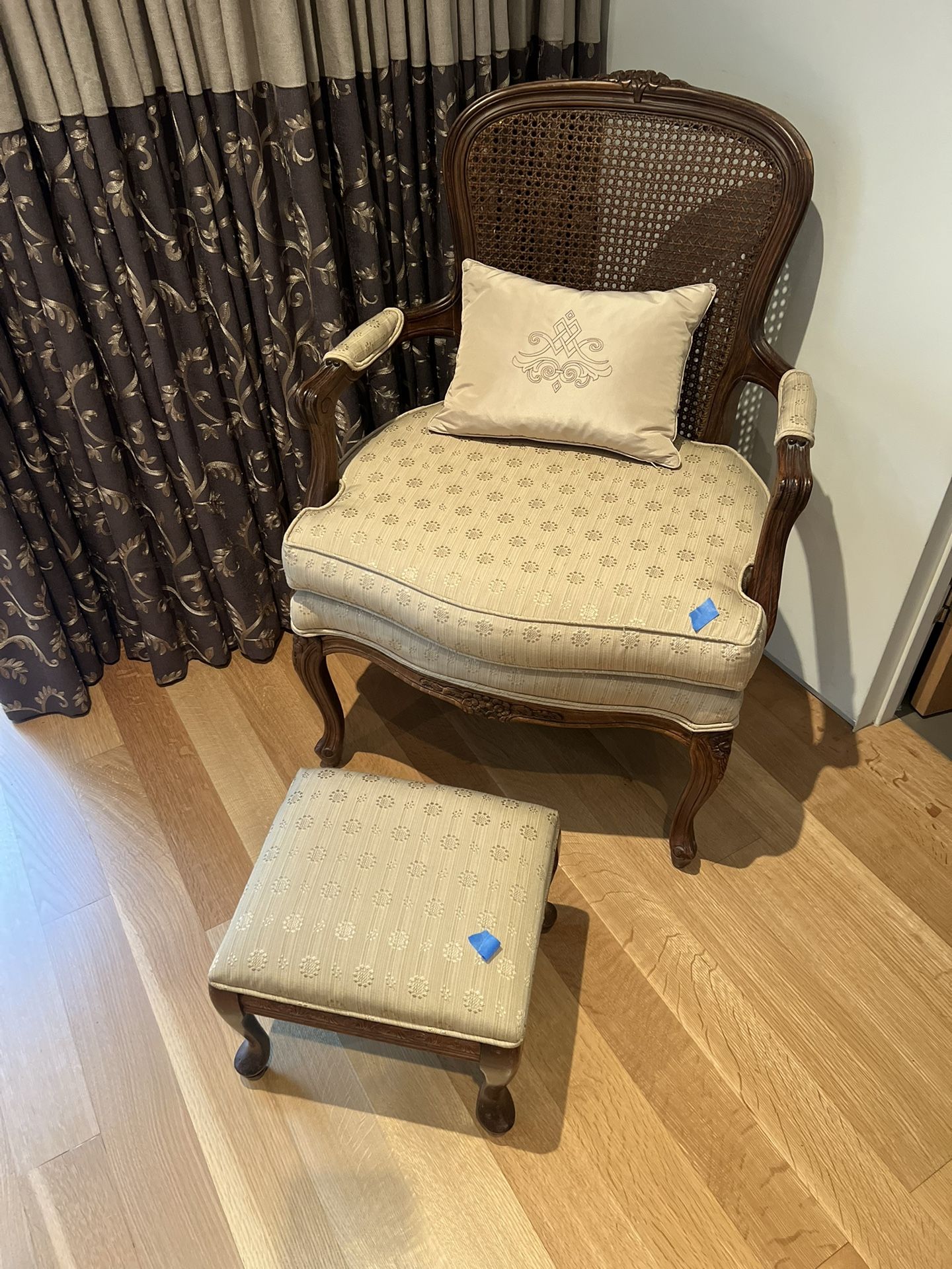 Chair With Ottoman