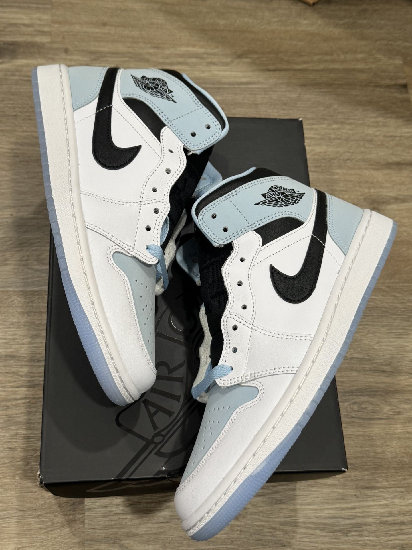 Jordan 1 Mid Ice Blue