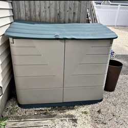 Rubbermaid 2 ft. 7 in. x 5 ft. Horizontal Resin Storage Shed