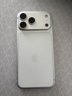 iPhone 17 pro Max Silver Unlocked