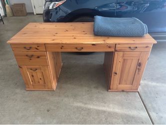 Desk in grate condition