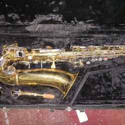 VITO ALTO SAXAPHONE WITH CASE 