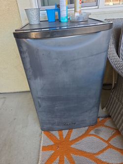 Mini fridge