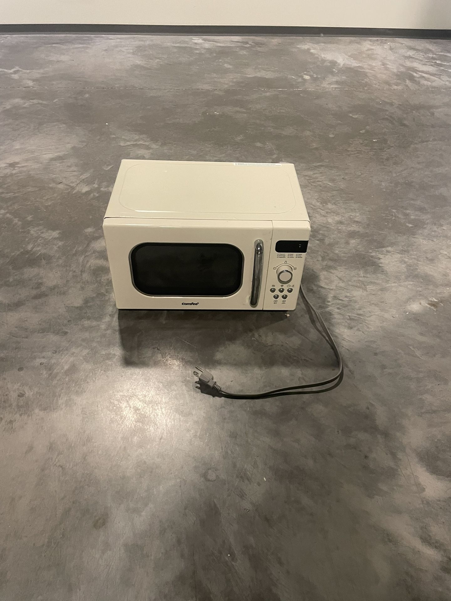 Comfee’ retro-style countertop microwave oven