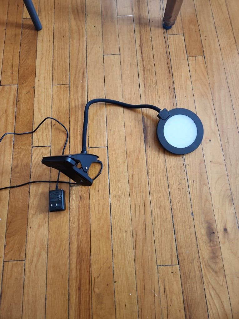LED mobile lamp has 3 functions, low, medium, high. Lampara Mibible Tiene 3 Funciones, Bajo,medio Y Alto.
