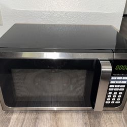 Hamilton Beach Microwave Stainless Steel Model: P90D23AL-WR (Inside Microwave, the Rotating Piece is Broke, but Still Rotates and Plate Fits Properly 