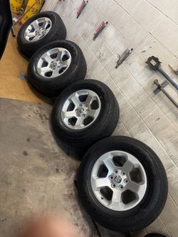 18 inch used ram 1500 6 lug wheels on Goodyear wrangler tires size 275/65/R18