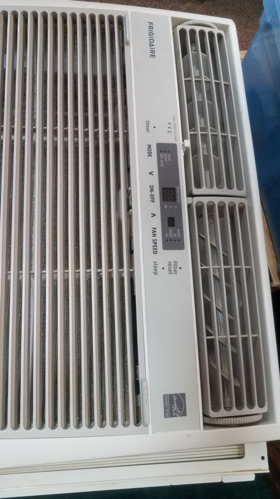 Nice Frigidaire window air conditioner whole room AC 10,000 BTU