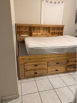 bed/mattress nigh table