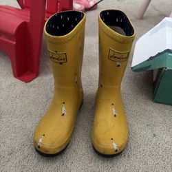 Joules yellow unisex rain boot Size 13 kids boots  Condition see photo. Has scratches. No damage no leak  Comes from pet free smoke free home 