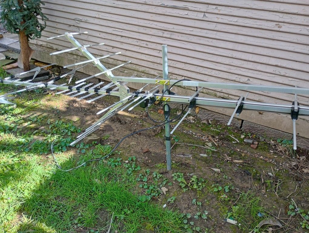 12' TV Antenna With Tri-Leg Tower 30'