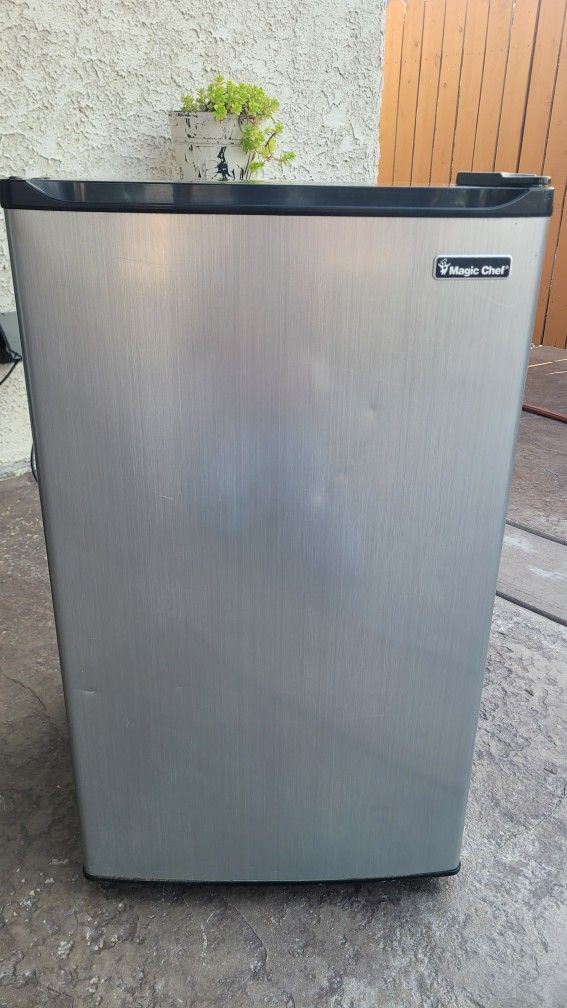 Mini Fridge Magic Chef