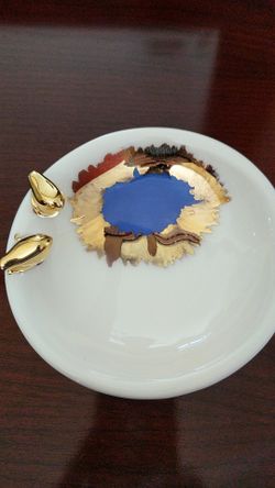 Gold plated ceramic jewelery holder